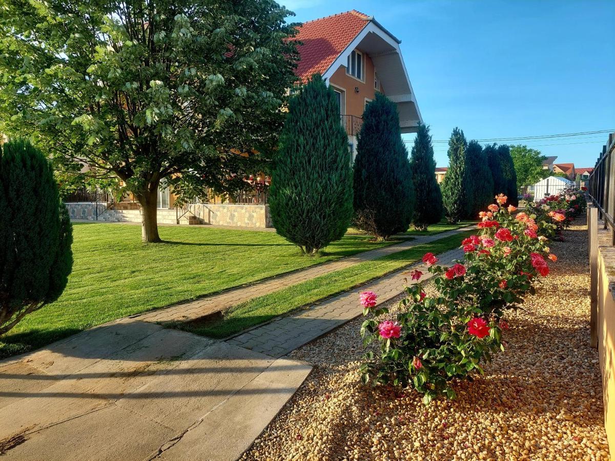 Villa Casuta Cu Tei Oradea Exterior foto